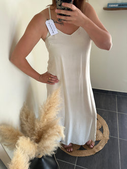 Robe dos nu à perles